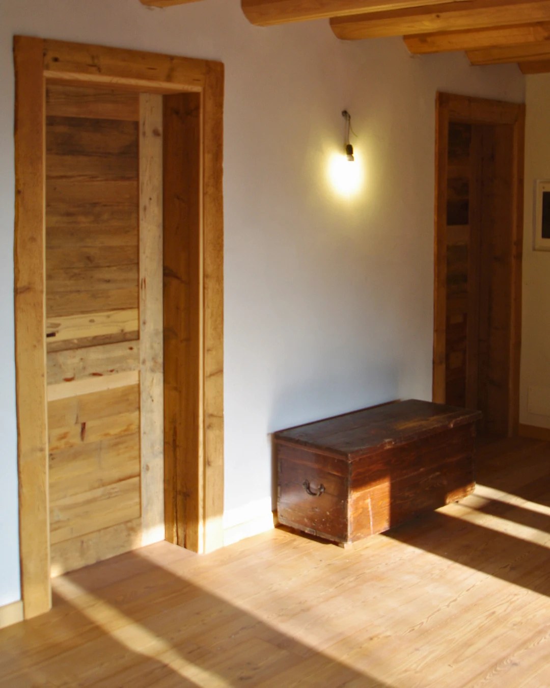 Porta in Legno Artigianale per Interni: Guida Completa all'Acquisto