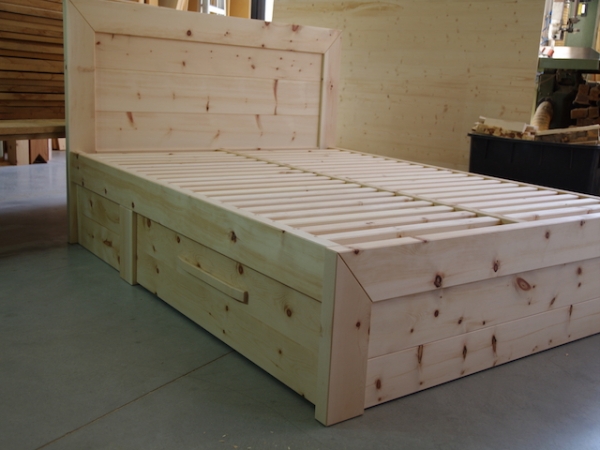 LETTO IN CIRMOLO CON CASSETTONI